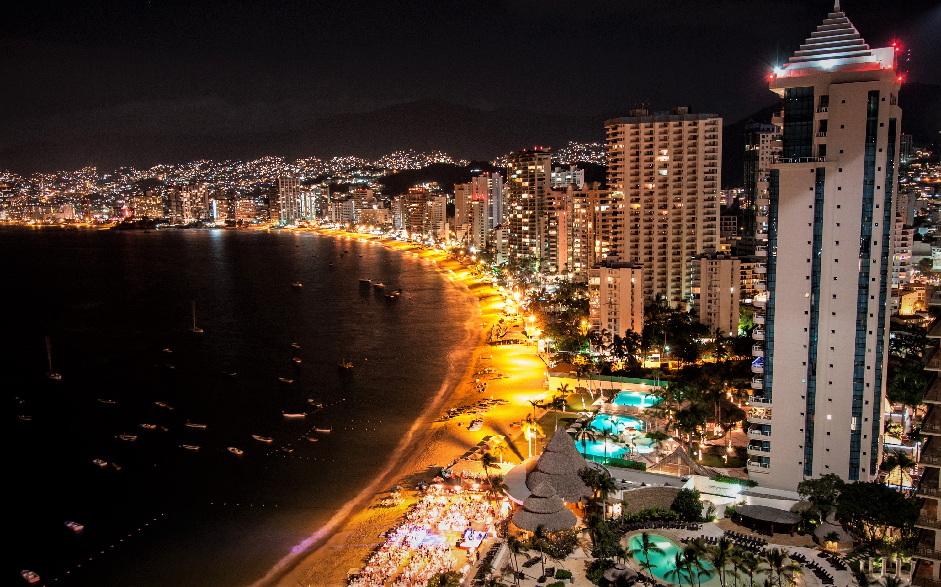Equipo de AcaParadise en la bahía de Acapulco